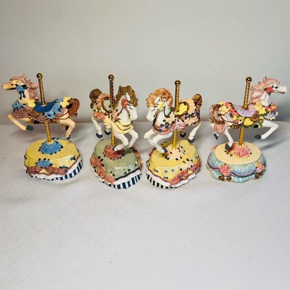 Heritage House Carousel Horse Figurines. Collectible. 🎠 🎠 🎠 Set of 4